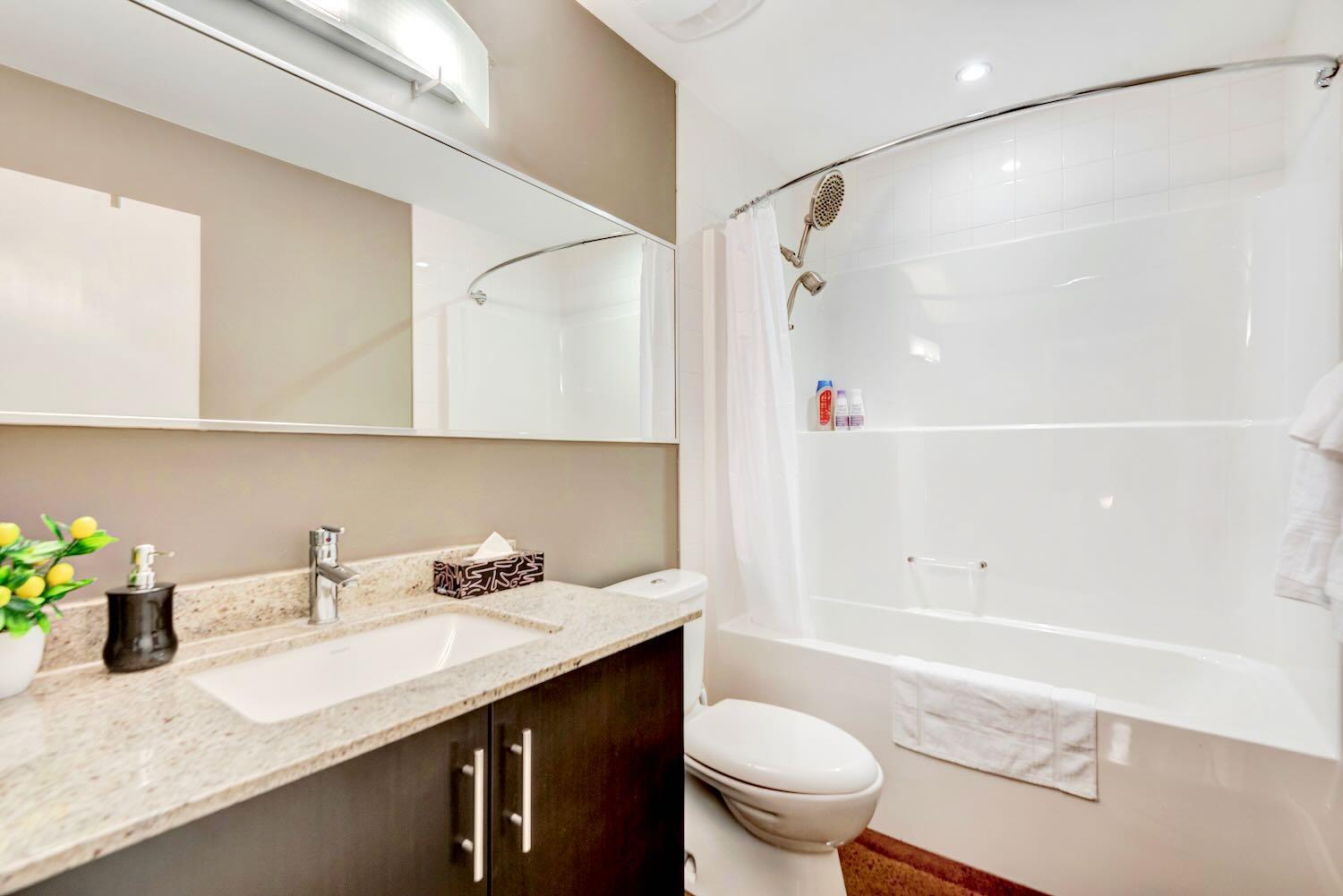 Modern 2Br Condo - King Bed - Downtown City Views คาลการี ภายนอก รูปภาพ